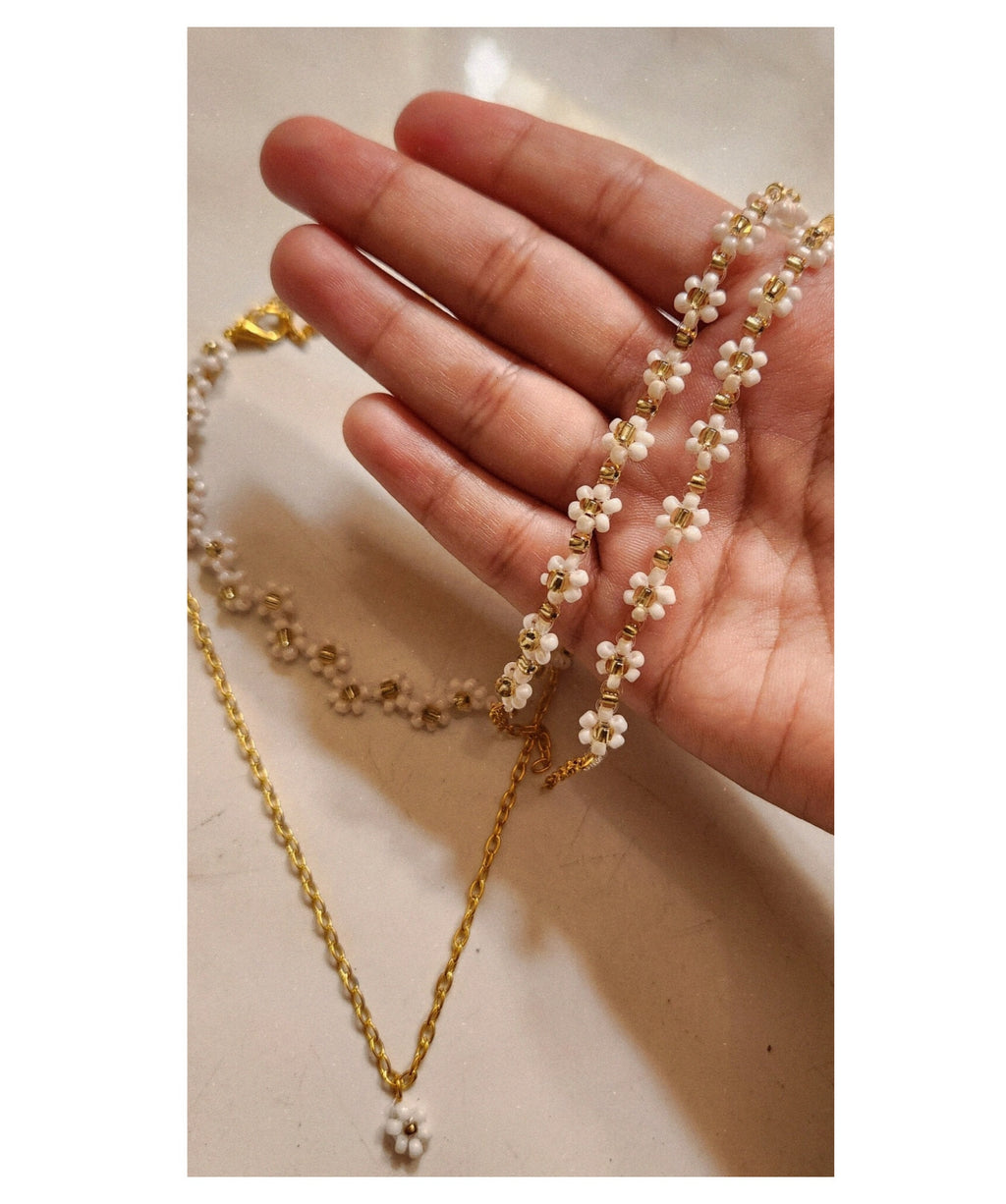 White daisy Bracelet and Necklace.