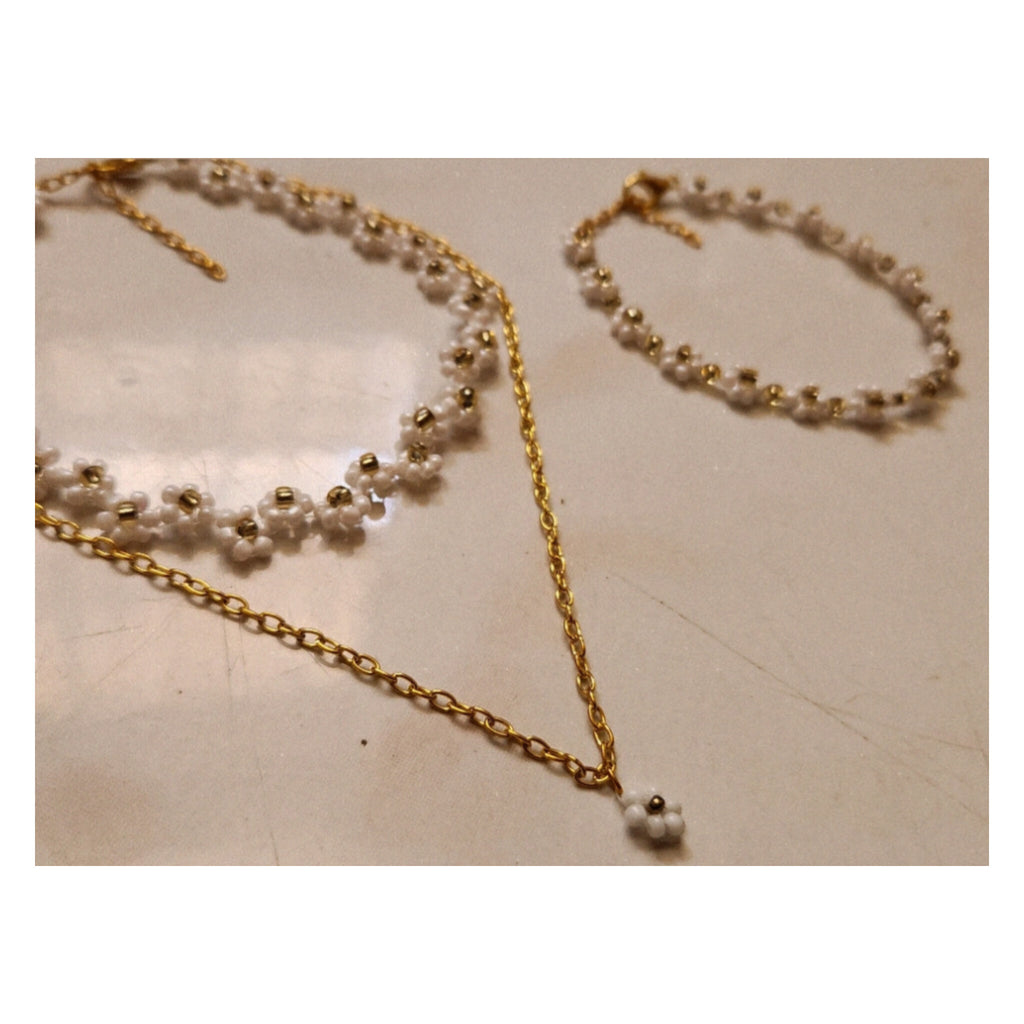 White daisy Bracelet and Necklace.