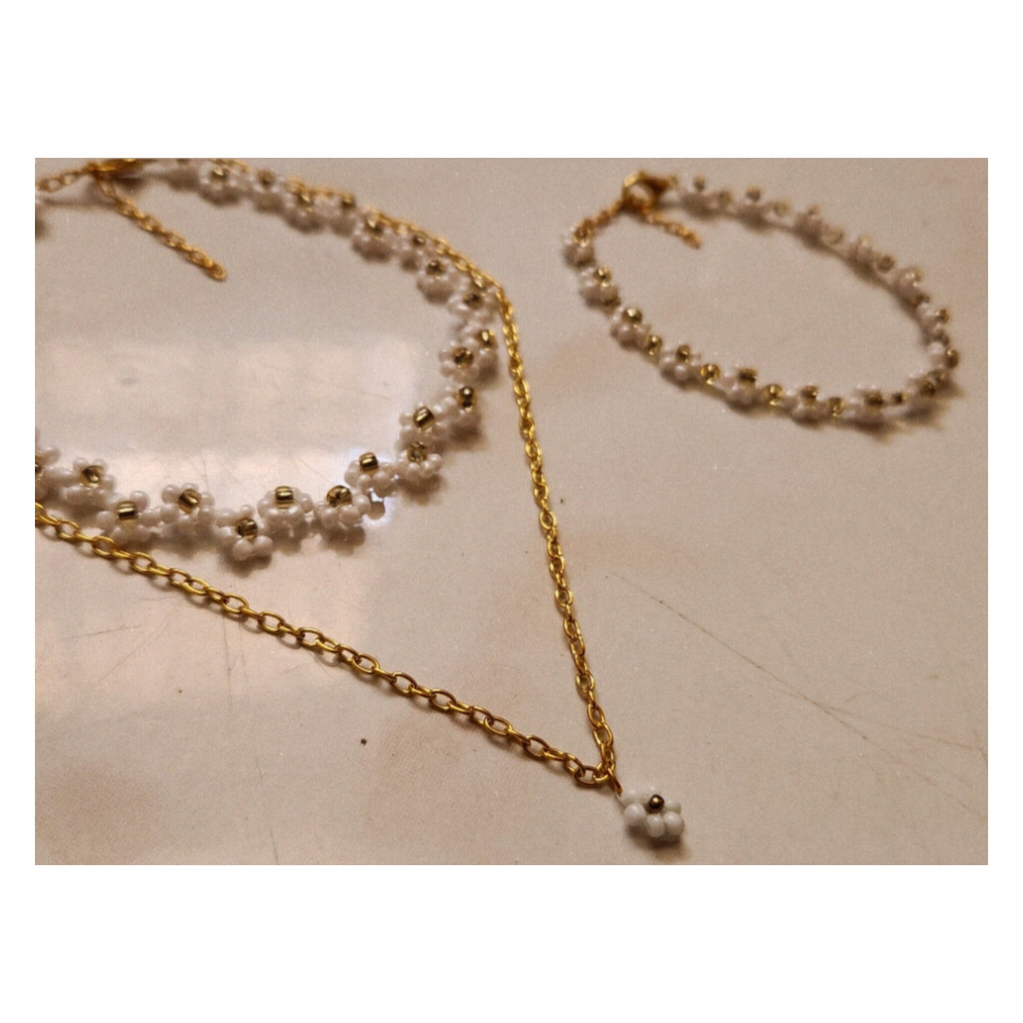 White daisy Bracelet and Necklace.